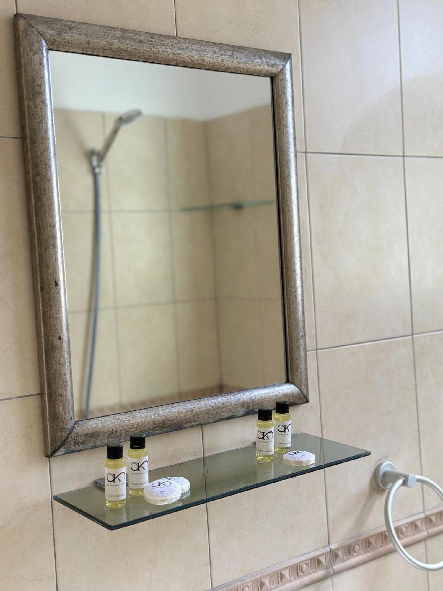Okej Hotel Golem  Bilik gambar